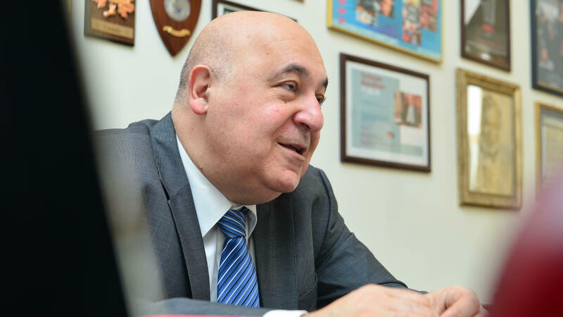 Xalq yazıçısına sərt ittiham - niyə rus dilində yazırsan?