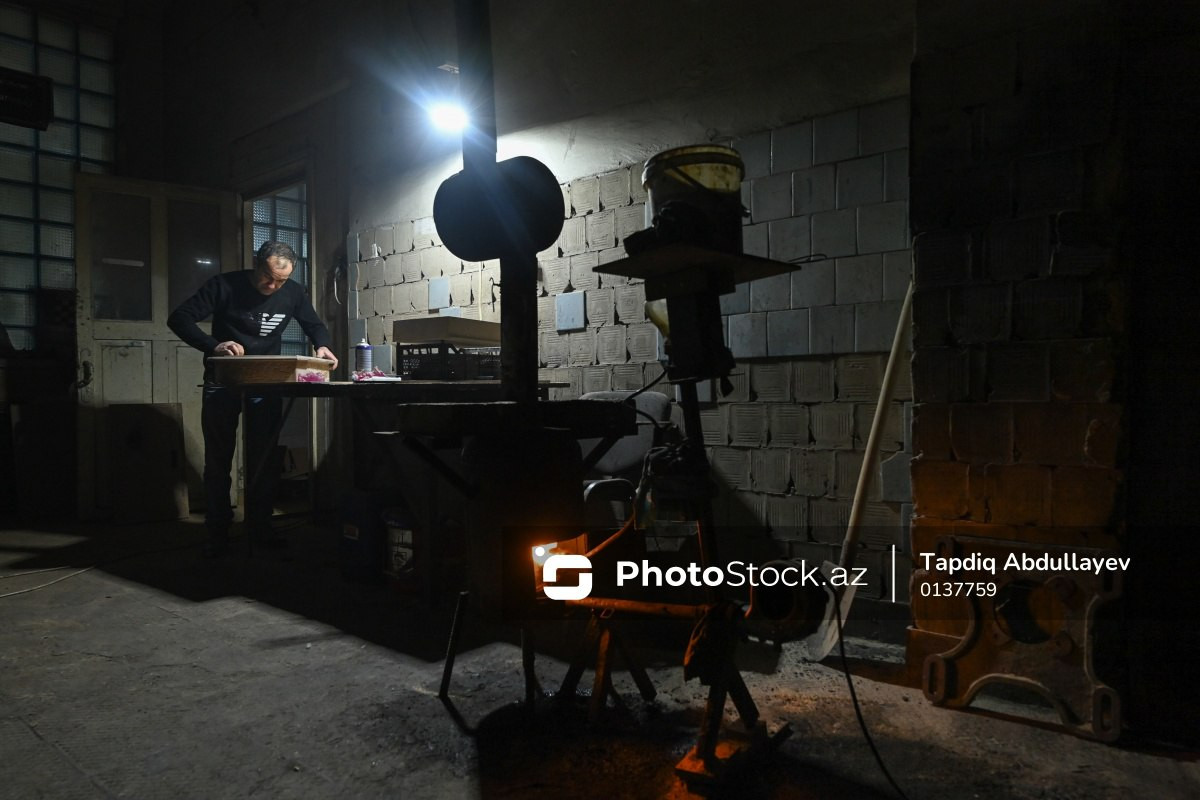 Taxtanın ruhu varmış: bu emalatxanada sənətə çevrilir