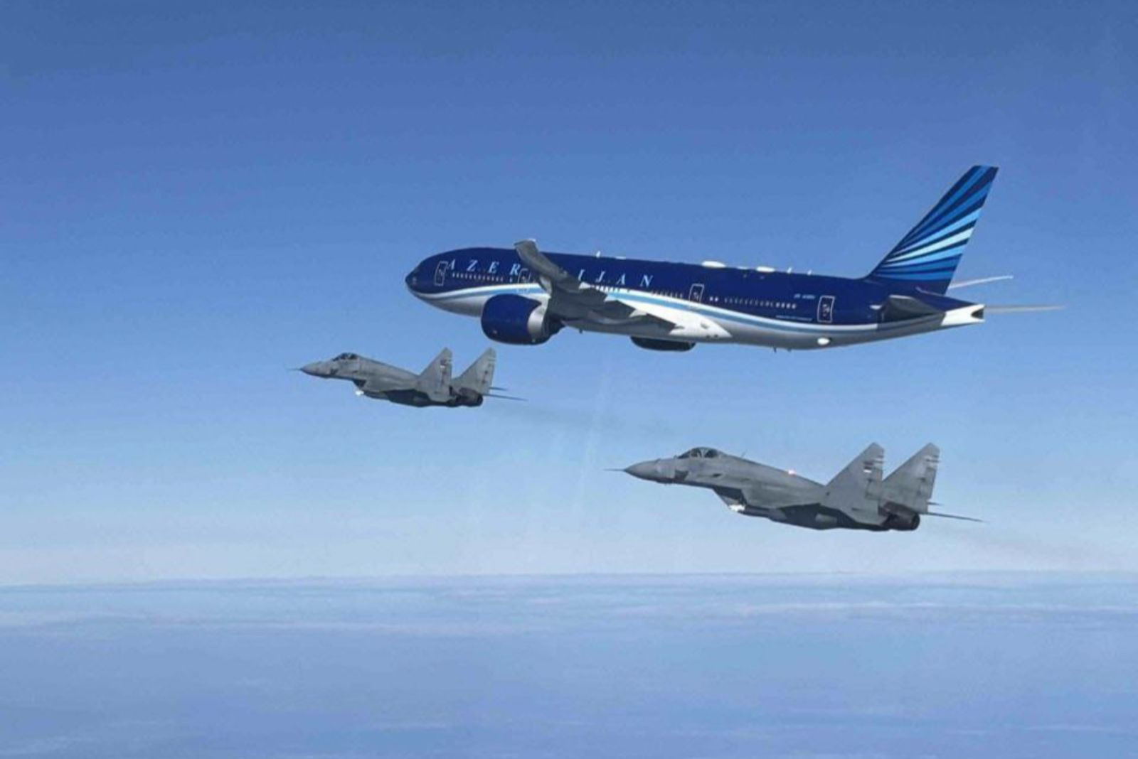 Prezidentin təyyarəsi Serbiya qırıclarının müşayiətində