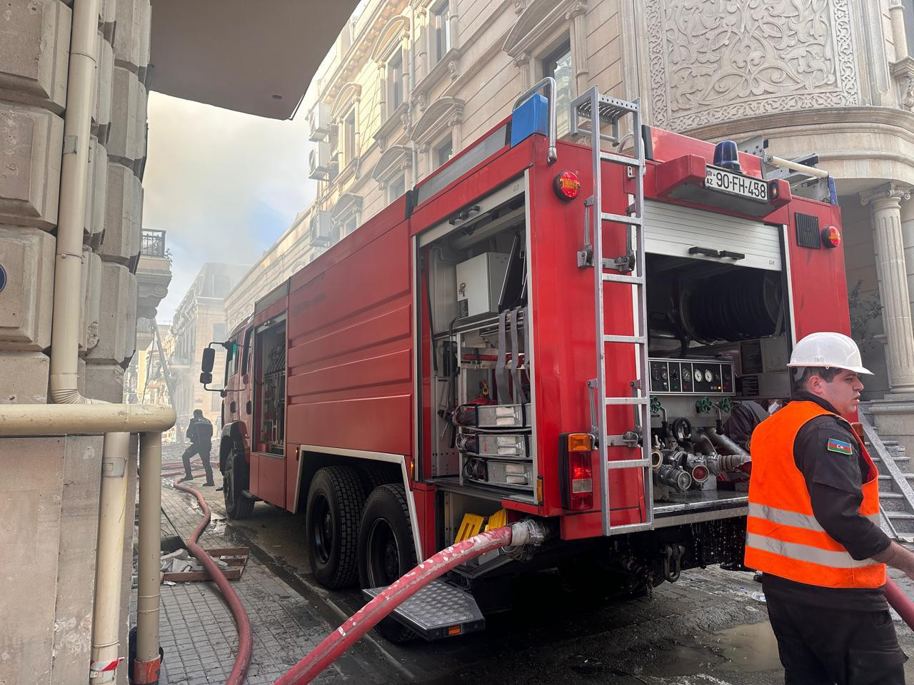 Bakının mərkəzindəki yaşayış binasındakı yanğında 63 yaşlı qadın xəsarət alıb