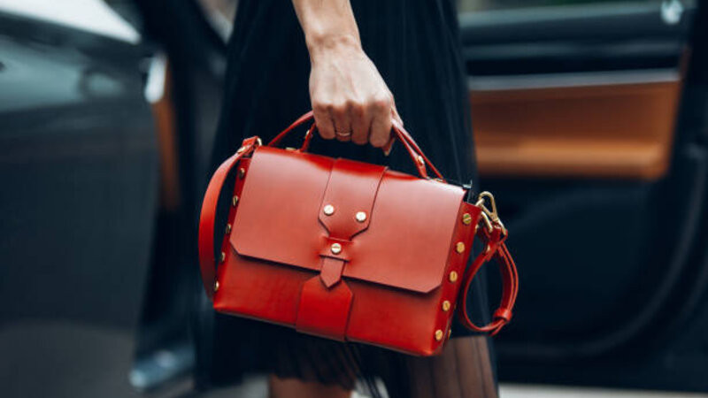 Çantasını dayanacaqda unudan şəxsin