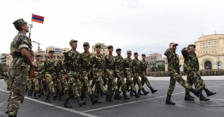 Parlament seçkiləri öncəsi Ermənistanda hərbi parad