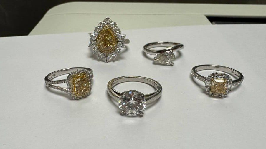 Beş brilyant üzük gətirdi -