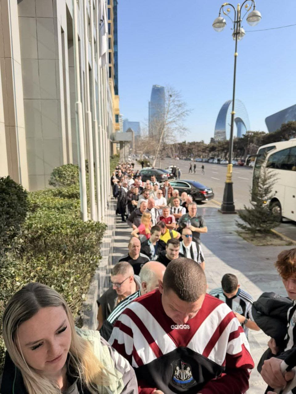 “Qarabağ” – “Nyukasl” oyunu üçün azarkeşlər uzun növbələr yaradıb