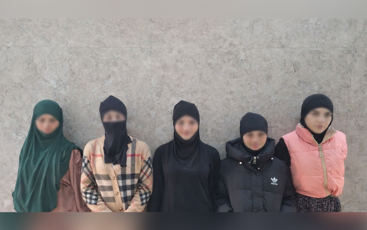 Bakıda qaraçı qadınlar hicab bağlayıb marketi taladı -