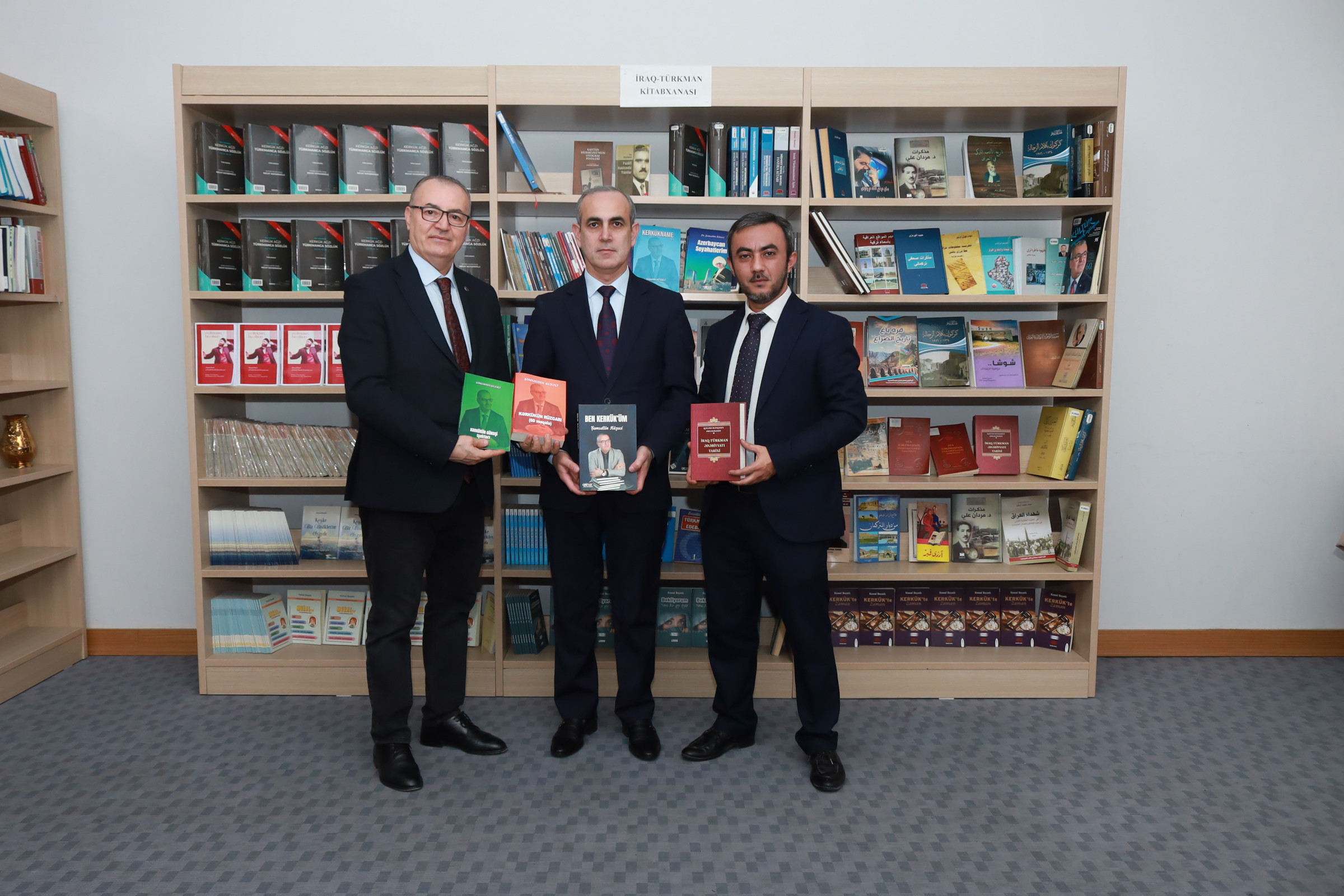 MEK-in “İraq-türkman kitabxanası” guşəsinə yeni kitablar hədiyyə edilib