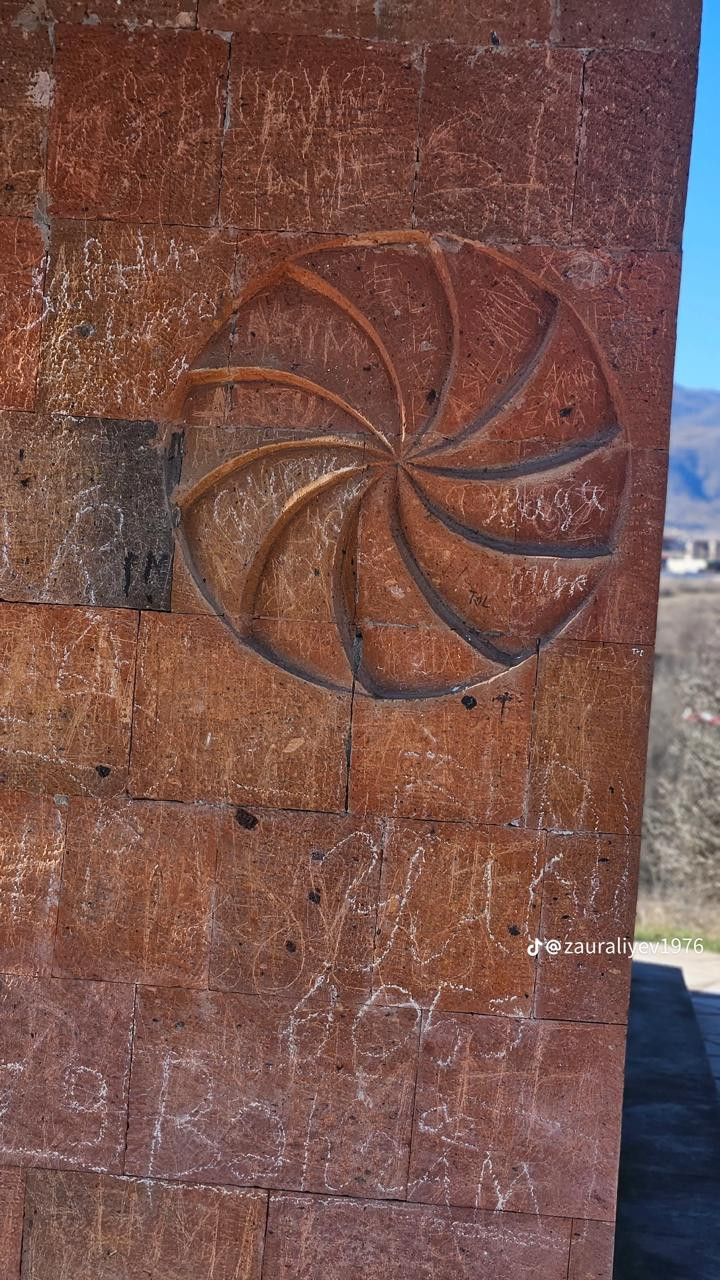 Xankəndi abidəsi, saxta erməni memarlığı və oğurluq simvollar