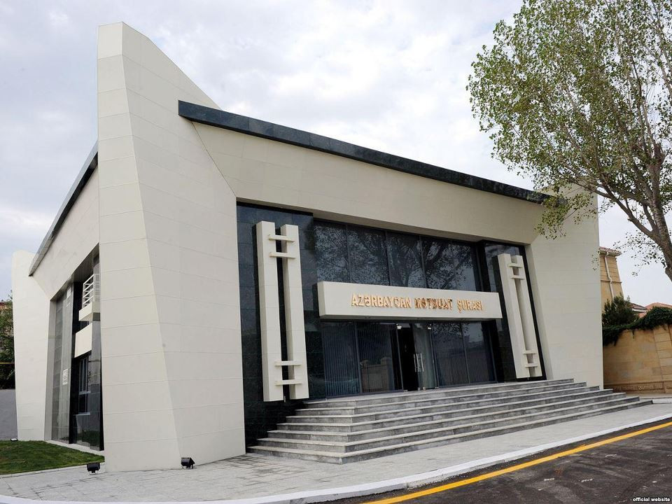 Mətbuat Şurası XƏBƏRDARLIQ ETDİ: Jurnalist sosial şəbəkə alətinə çevrilməməlidir