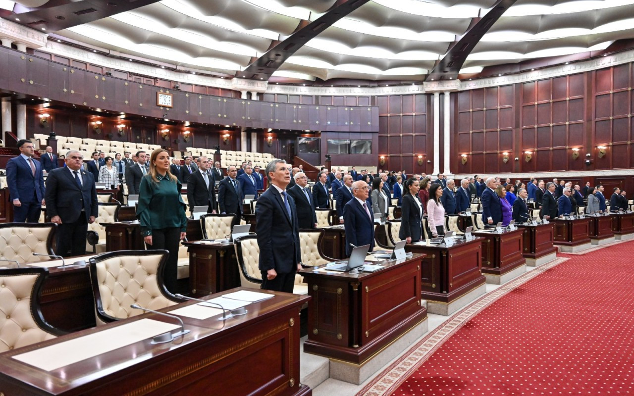 Parlamentdə Xocalı qurbanlarının xatirəsi yad edildi