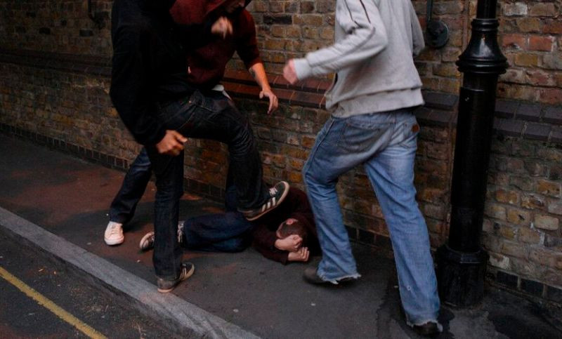 Sinif yoldaşını döyən şagird