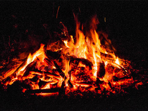 Yeniyetmə tonqala yıxıldı: