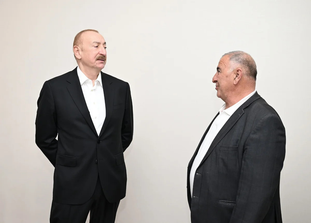 İlham Əliyev Xocavənd kəndinə köçmüş sakinin evində olub, söhbət edib