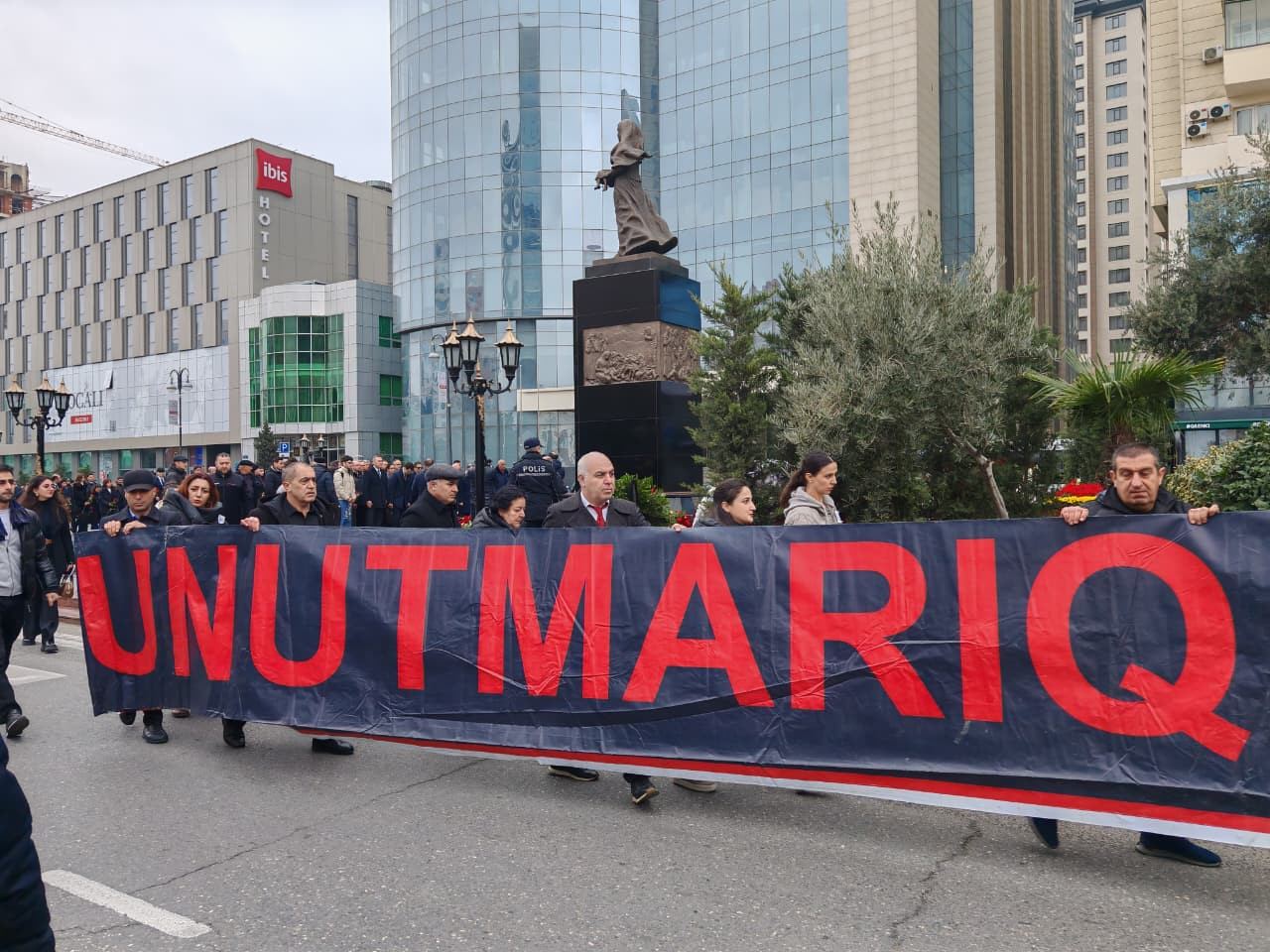 Unudulmayan ağrının 34-cü ili:  Qərənfillərin dili ilə danışan yaddaş -