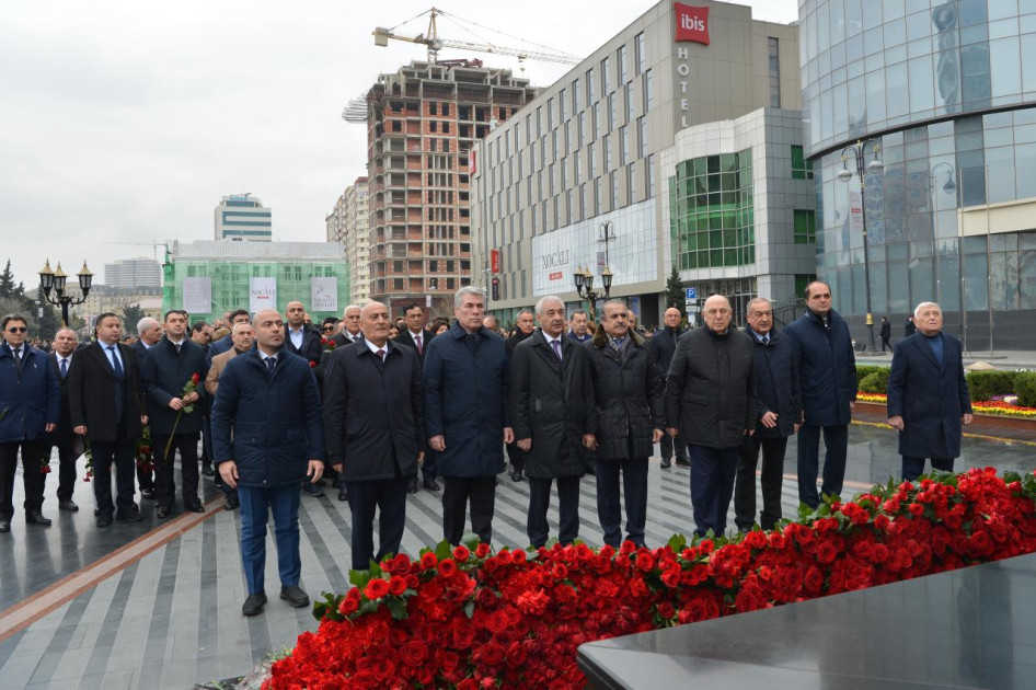 Milli Məclisin kollektivi Xocalı soyqırımı abidəsini ziyarət edib