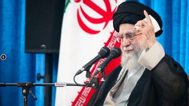 Xamenei ilə görüşən İran rəsmiləri sığınacağa gözləri bağlı gətirilir