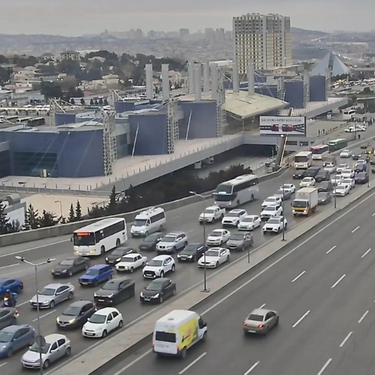 Bakıda 15 istiqamətdə tıxac müşahidə olunur