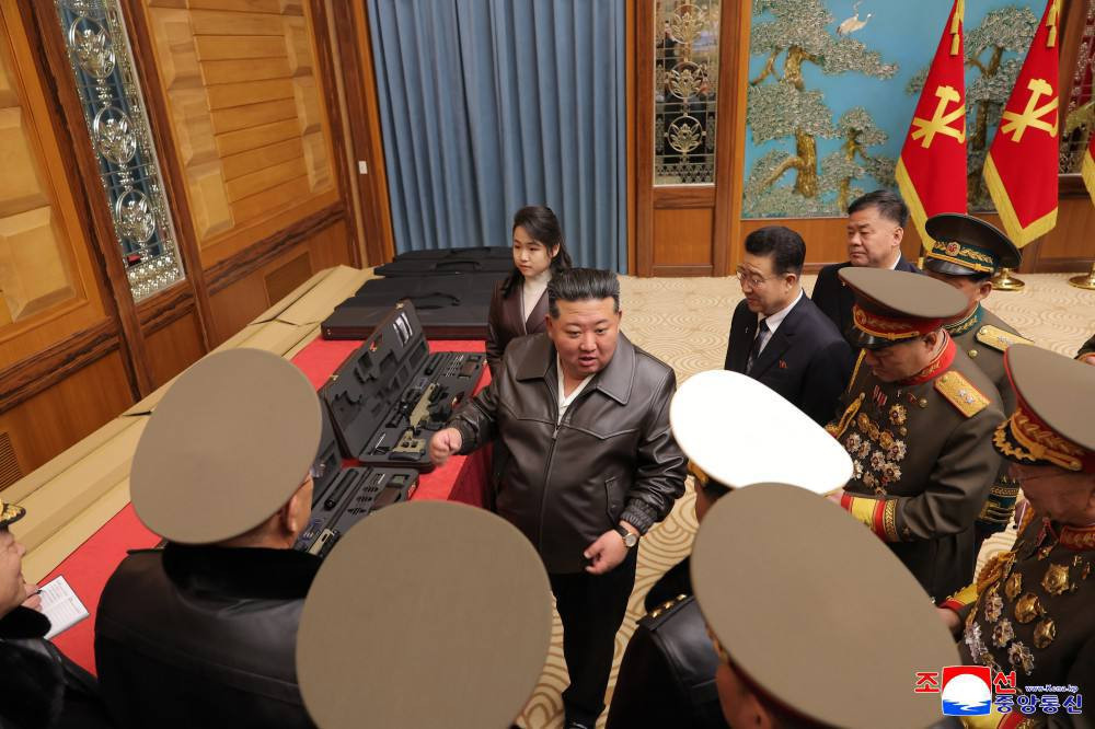 Kim Çen In snayper tüfənglərini hərbi komandirlərə təqdim etdi