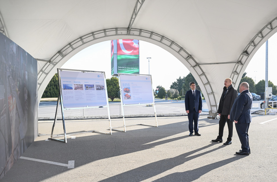 Prezident İlham Əliyev Bakıda məişət tullantıları daşıyan texnikalarla tanış olub