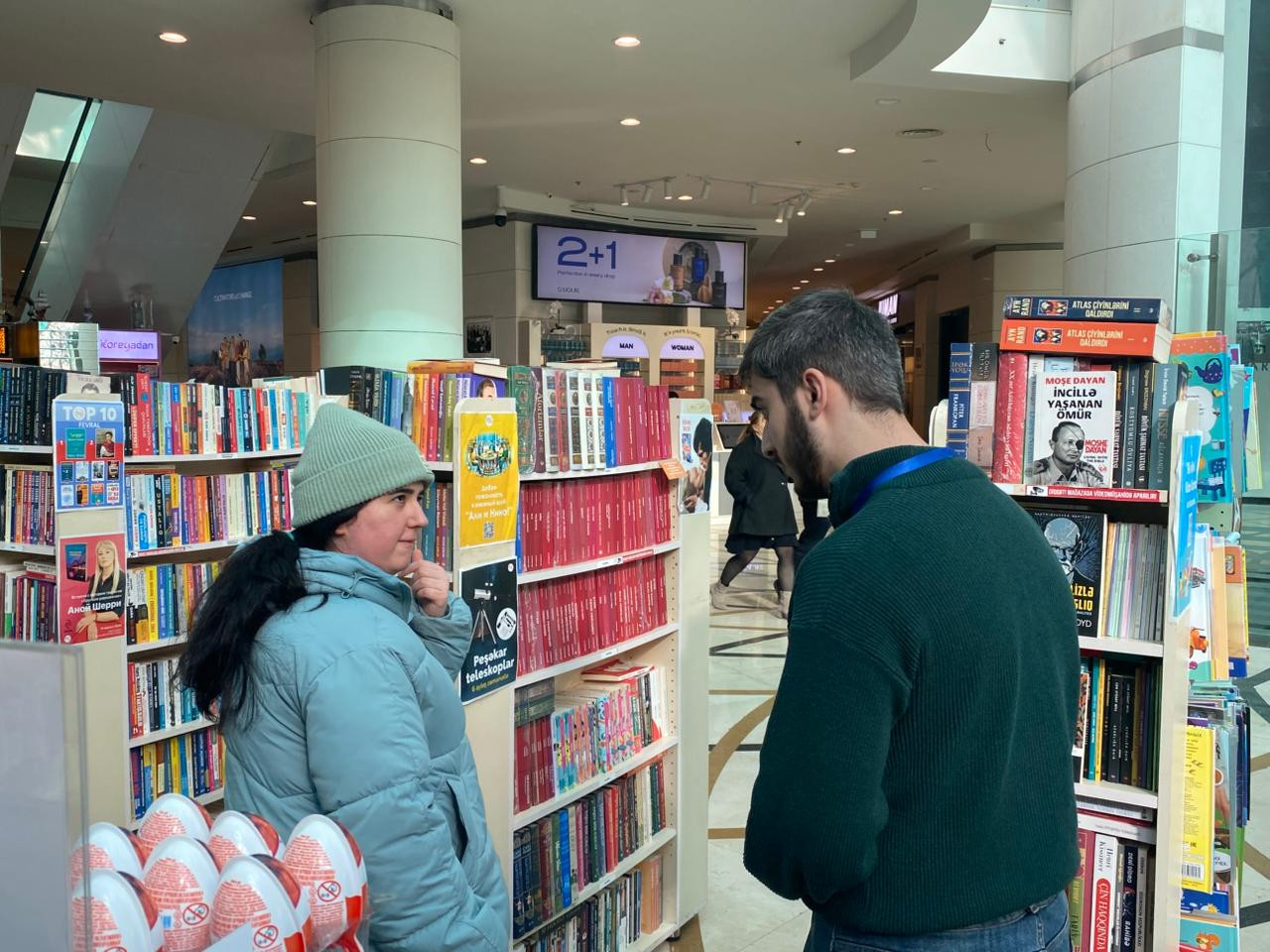 Crossmedianın əməkdaşı bir günlük kitab satdı, az qala, ifşa olunurdu