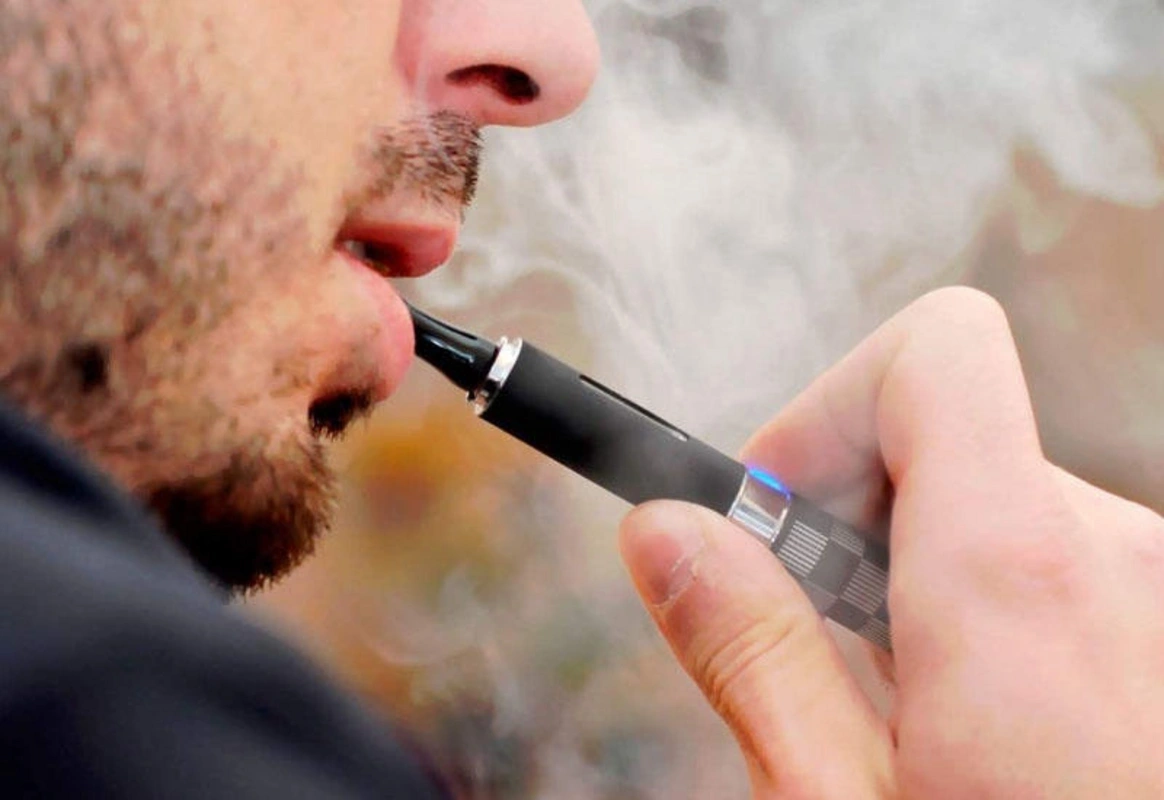 Azərbaycanda elektron siqaret çəkən şəxslər cərimələnəcək