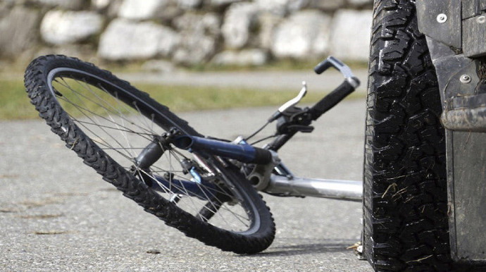 Bakıda avtomobil velosipedçini vurub