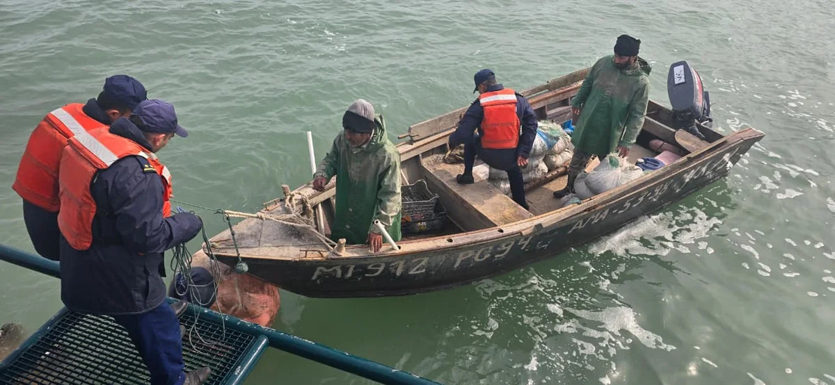 Xəzər dənizində köməksiz vəziyyətdə qalan azərbaycanlılar xilas edilib