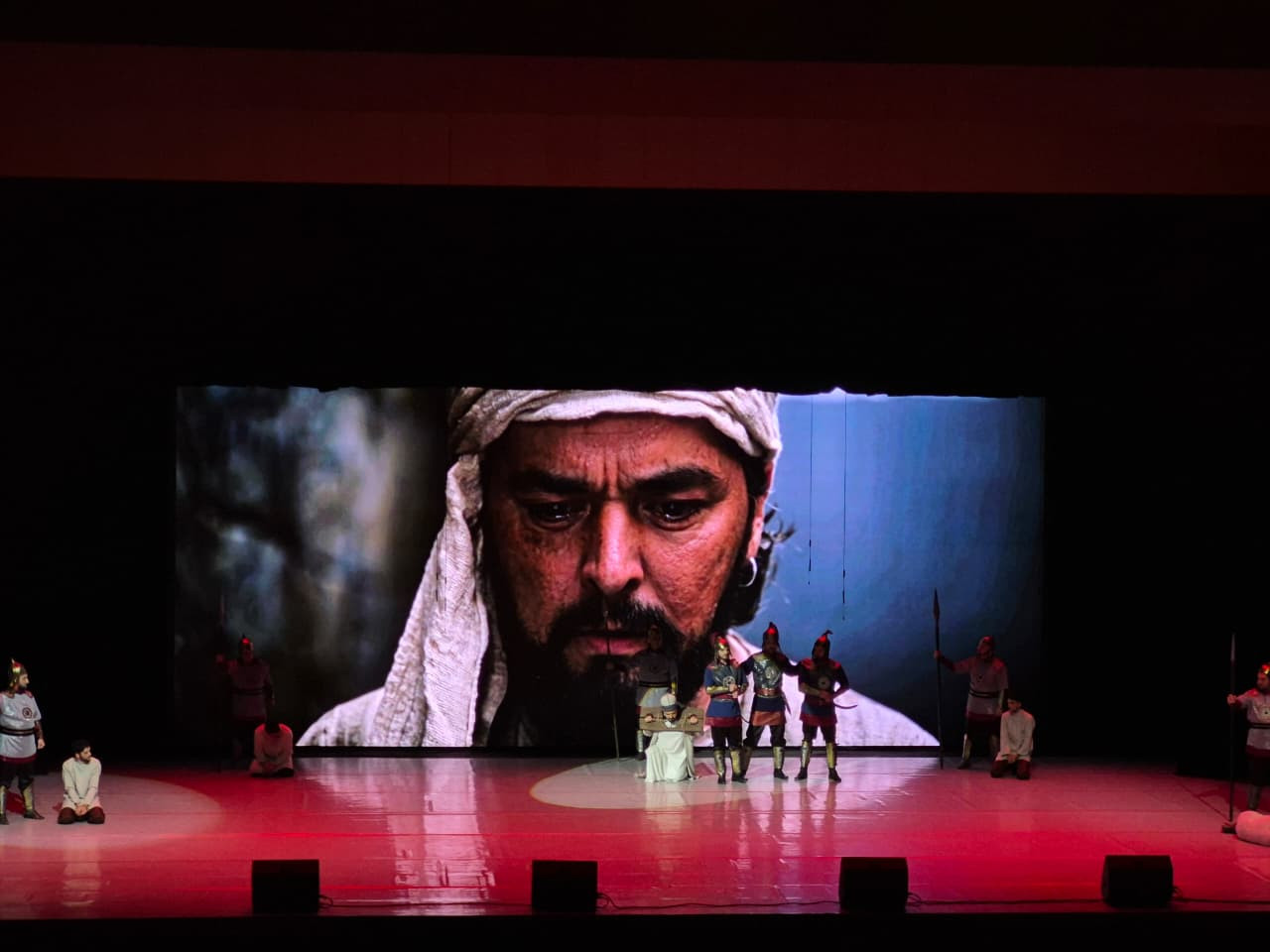 Ənəlhəq səhnədə: