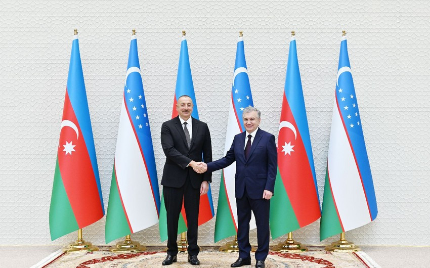 Mirziyoyev İlham Əliyevə zəng edib