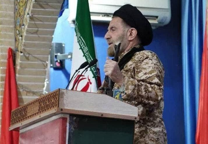 İmam cümə xütbəsini silahla oxudu