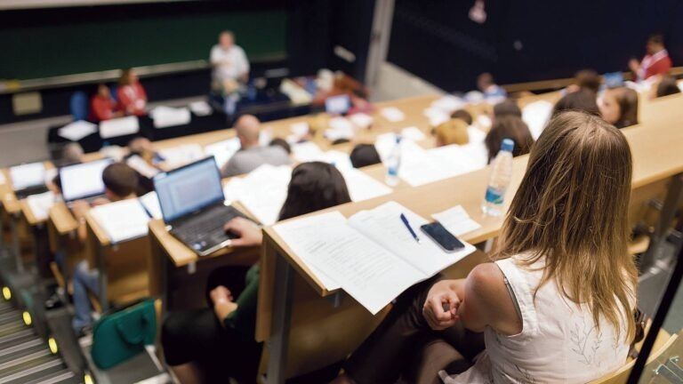 Qadınlar elm və təhsildə niyə irəliləyə bilmir?