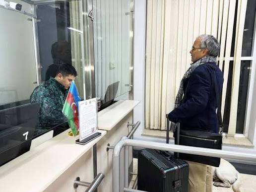 Qazaxıstanın üç diplomatı Azərbaycan vasitəsilə İrandan təxliyə edilib