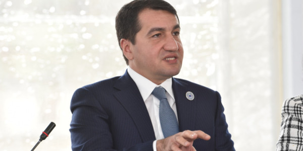 Hikmət Hacıyev diplomatik korpusun Xankəndiyə səfərindən yeni kadrlar paylaşıb
