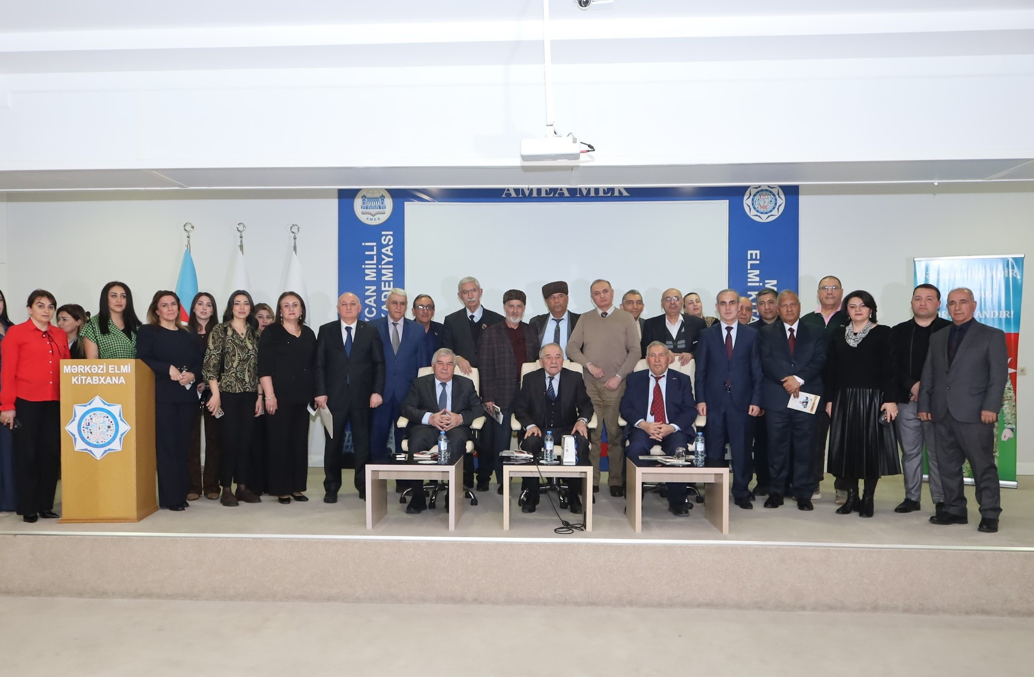 Mərkəzi Elmi Kitabxanada tanınmış yazıçı və şair Seyran Səxavətlə görüş keçirilib