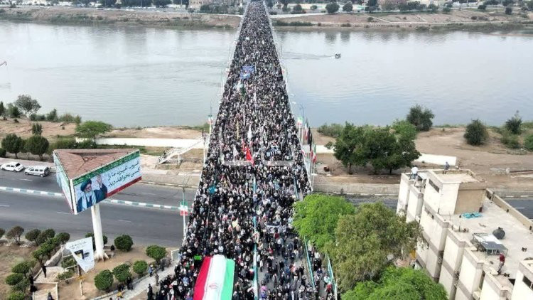 Şah tərəfdarlarından İran ordusuna dəstək