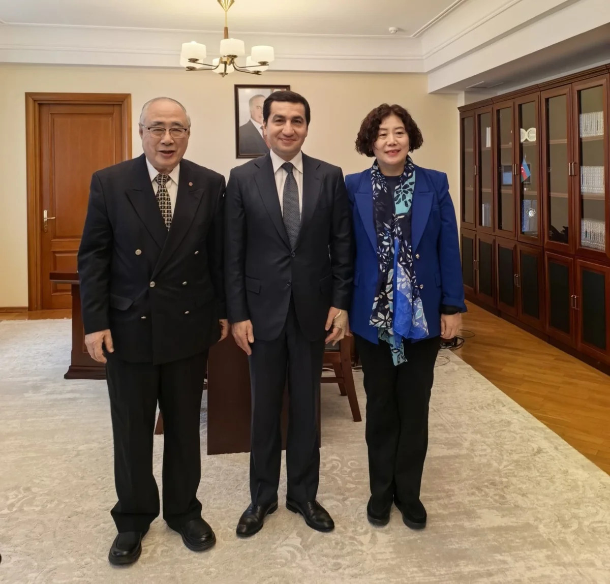 Prezidentin köməkçisi Çinin Avropa məsələləri üzrə keçmiş xüsusi nümayəndəsi ilə görüşüb