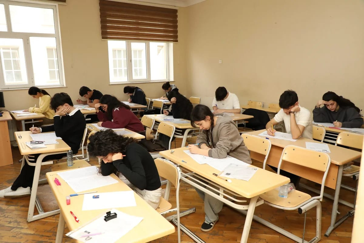 Buraxılış imtahanında dörd nəfərdə mobil telefon aşkarlanıb