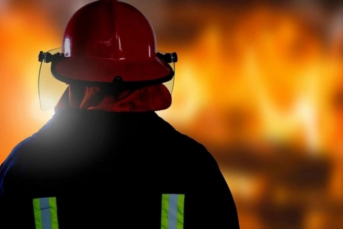 Bakıda yaşayış binası yanır, sakinlər təxliyə edilir -