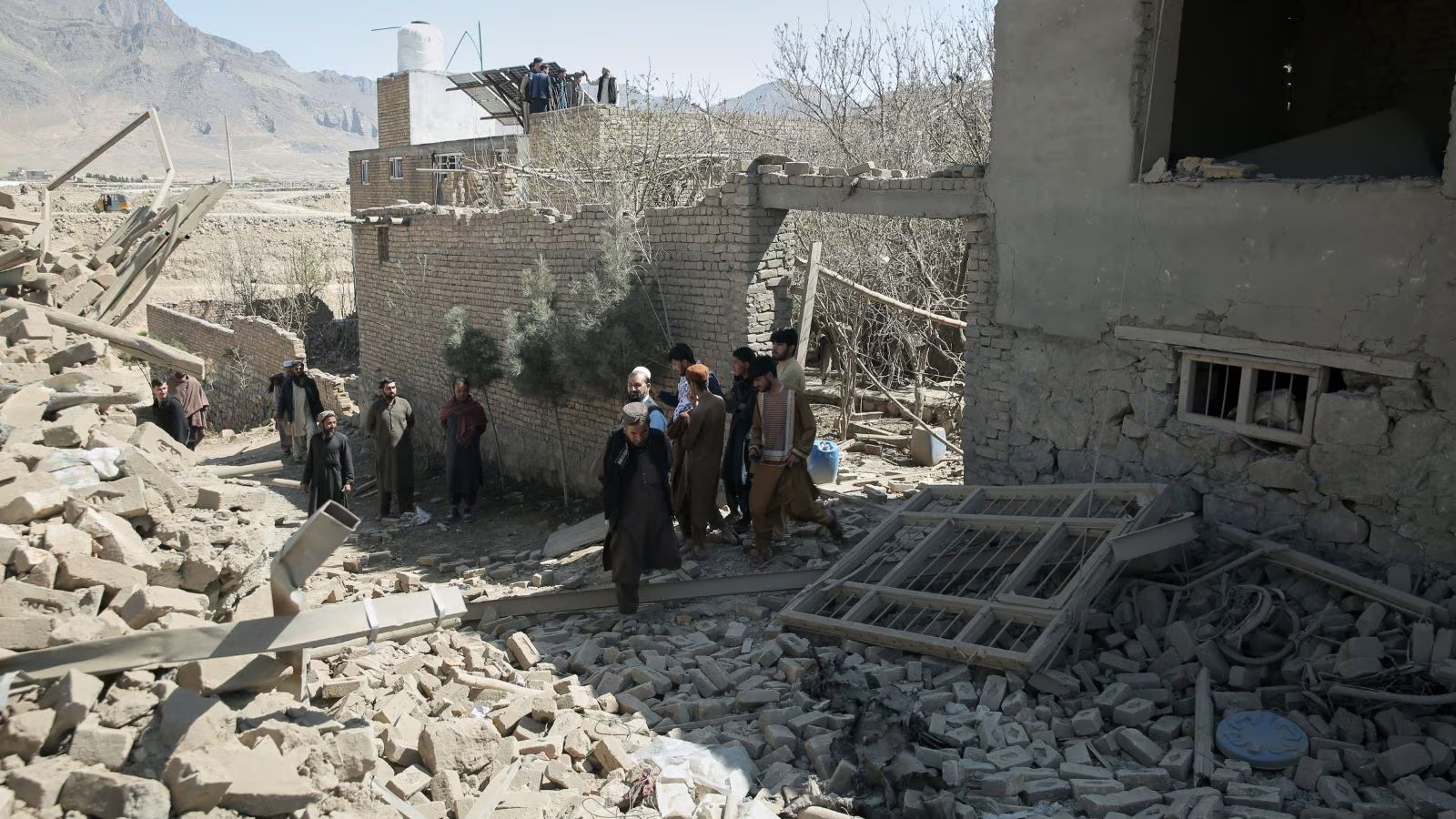 Taliban Pakistanı mülki obyektə zərbə endirməkdə ittiham edir