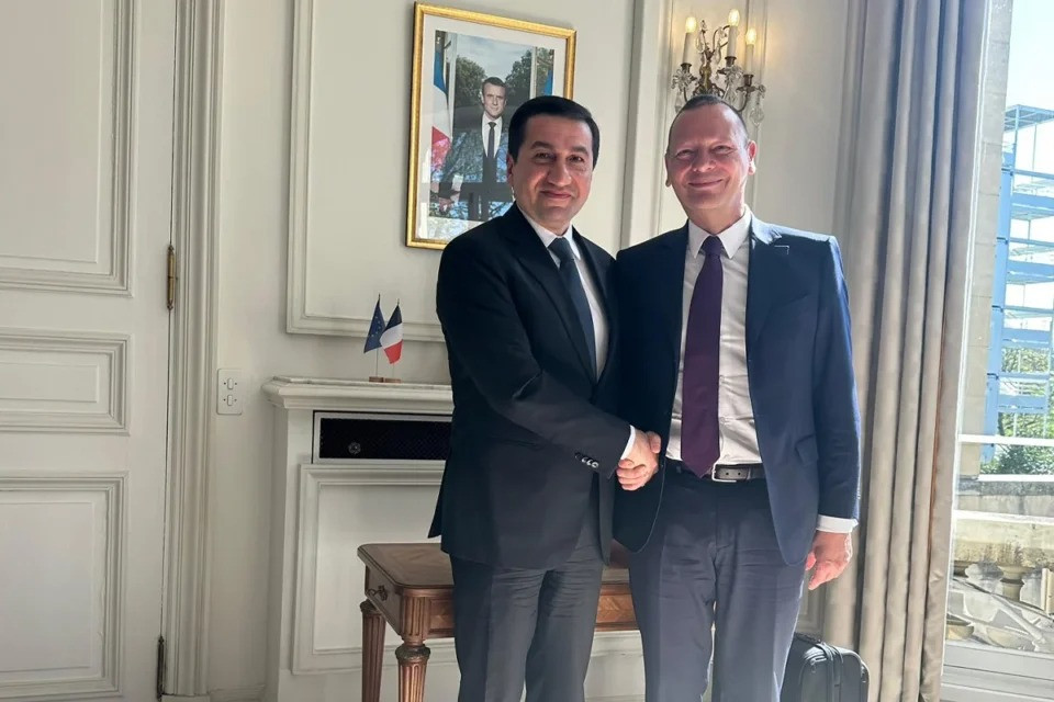 Hikmət Hacıyev Parisdə Makronun müşaviri ilə ikitərəfli münasibətləri müzakirə edib