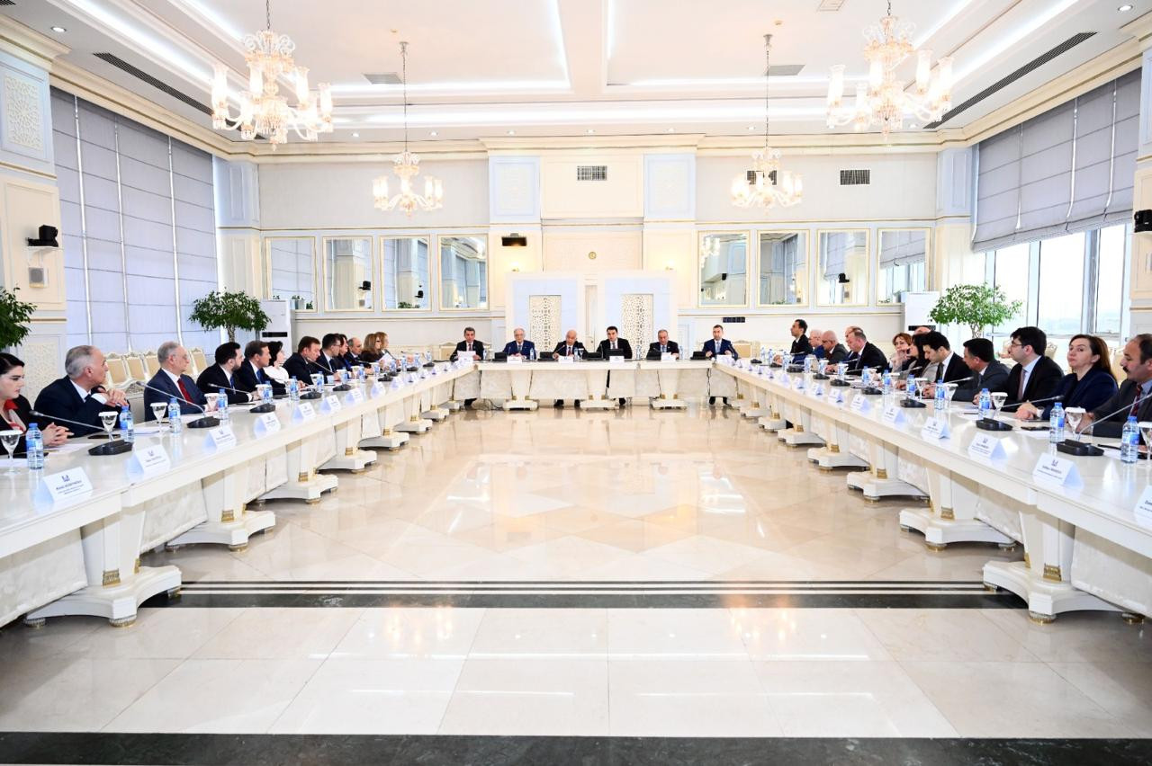 MM-də “İncəsənət məktəblərinin vəziyyəti və inkişaf perspektivləri” mövzusunda ictimai dinləmə keçirilib