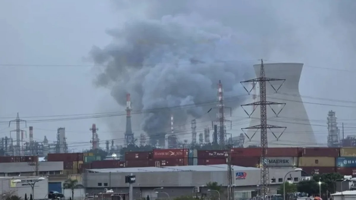 İran İsrailin ən böyük neft emalı zavoduna bir neçə raket zərbəsi endirib