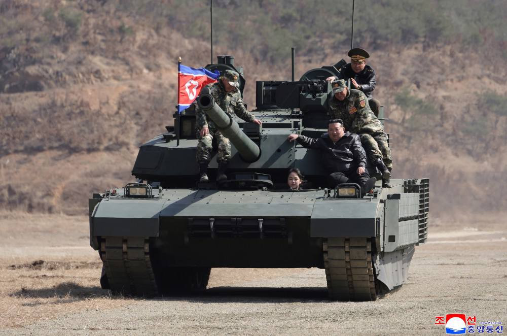 Kim Çen İn və qızı tank sürüb