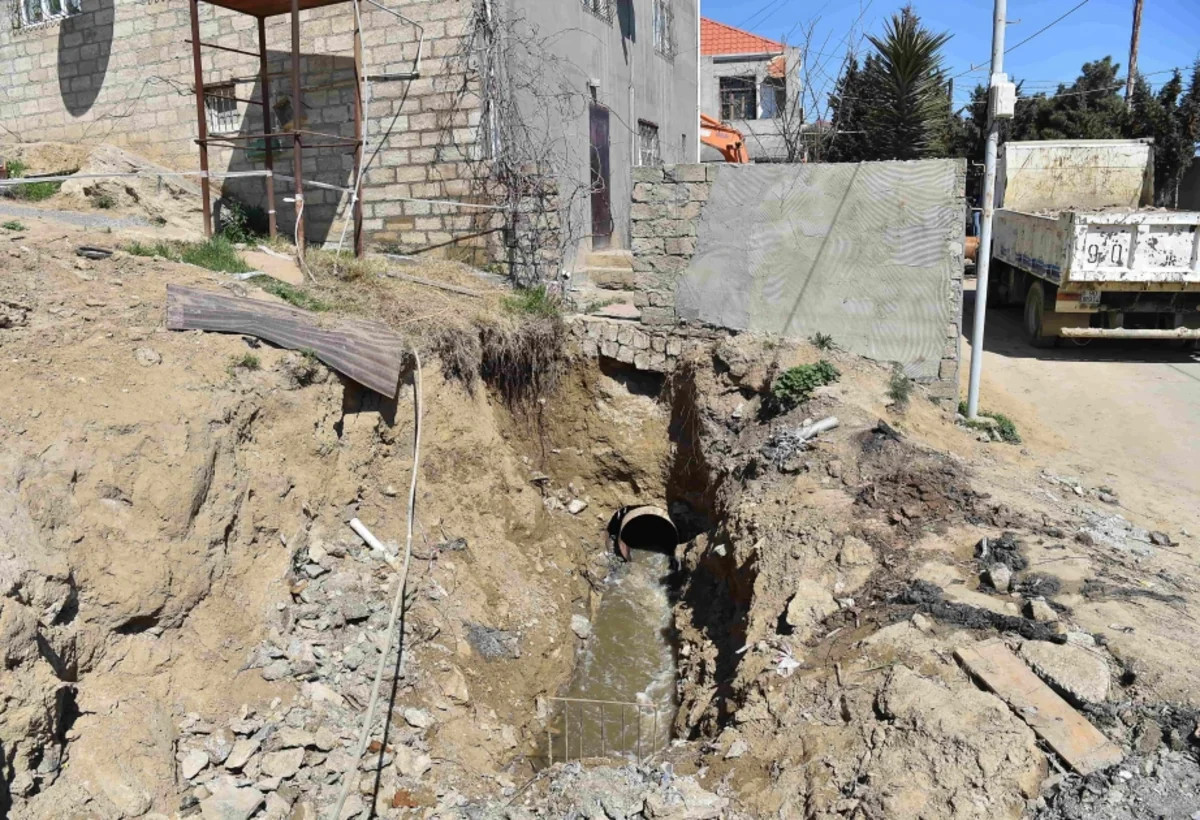 Kanalizasiya kollektoru çöküb, evləri su basıb