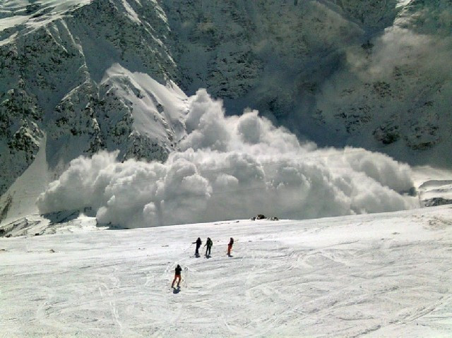 Qar uçqunu oldu, ölənlər var