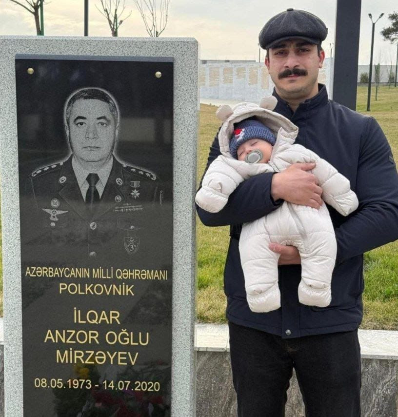 İlqar Mirzəyevin oğlu Elvin atasının məzarını balaca övladı ilə ziyarət edib