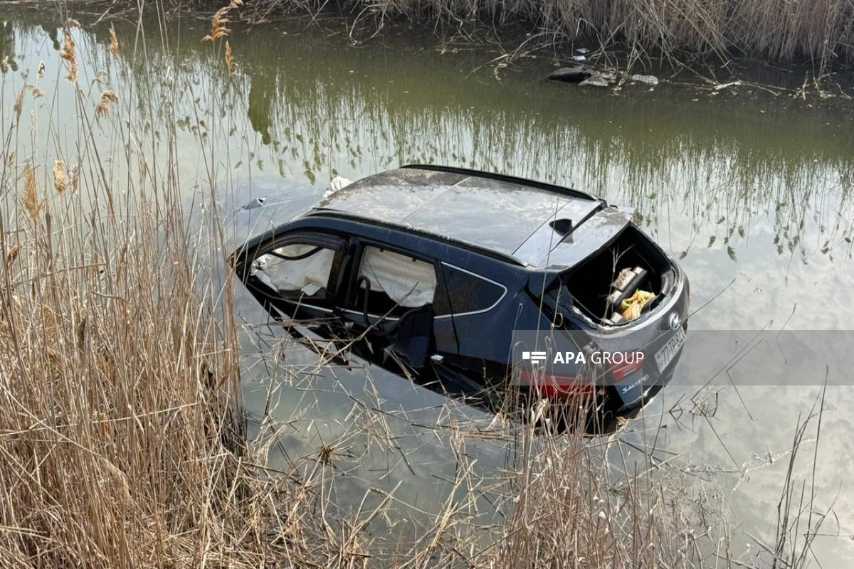 Zərdabda maşın kanala düşdü: