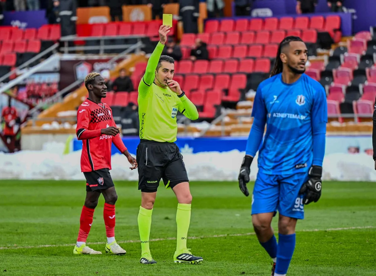 Premyer Liqada hakimlik adına ləkə- Şərhçi sərt danışdı