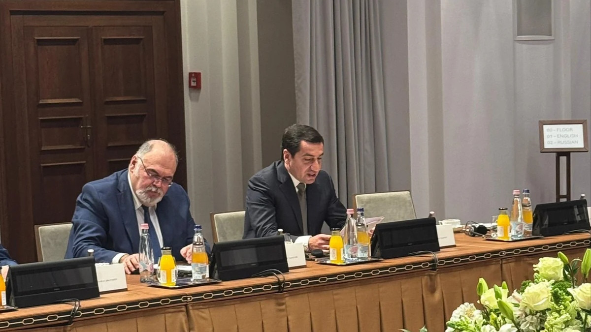 Hikmət Hacıyev TDT rəhbərləri köməkçilərinin görüşündə iştirak edib