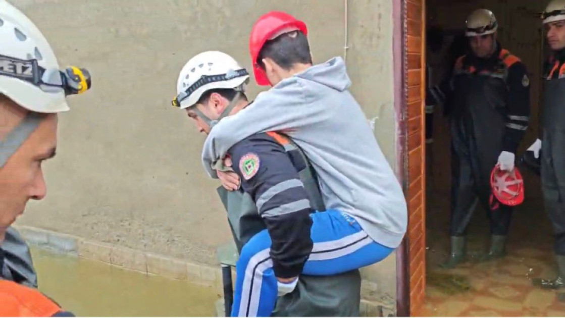 Su basmış ərazilərdən 500-dən çox nəfər təhlükəsiz əraziyə təxliyə edilib