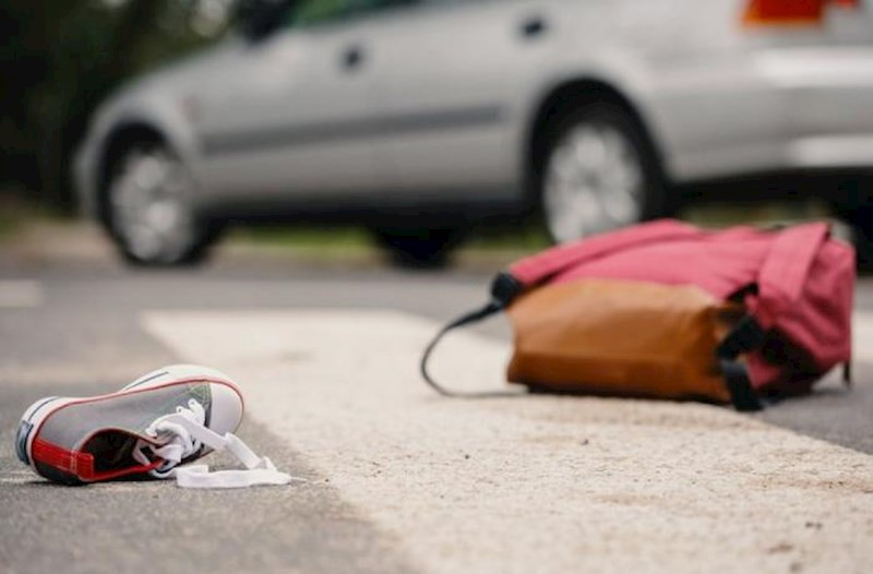 Ana və azyaşlı qızını avtomobil vurub